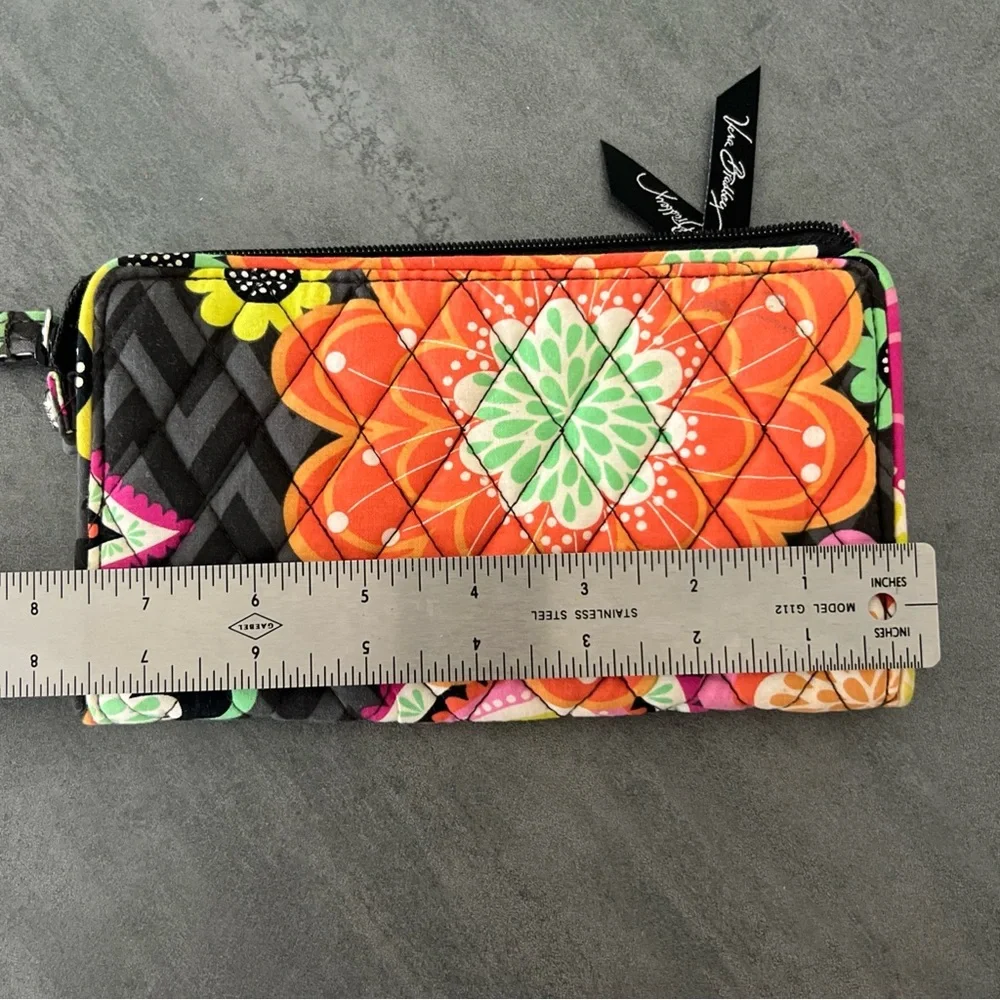 Vera Bradley‎ Ziggy Zinnia Retired Pattern Quilted Clutch Wallet Wristlet Strap